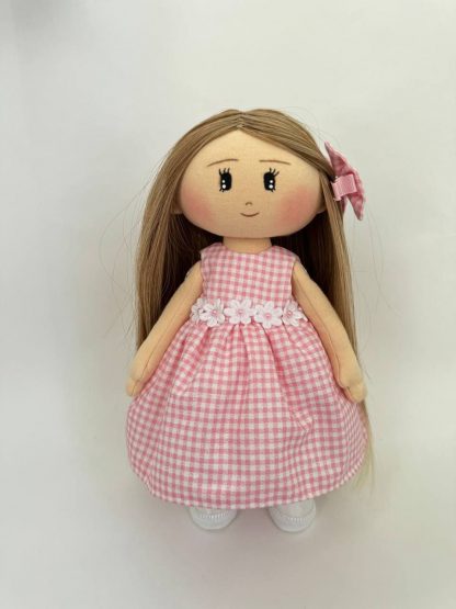 Игрушечная кукла в розовом платье.