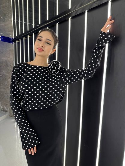 Модная блузка с длинными рукавами