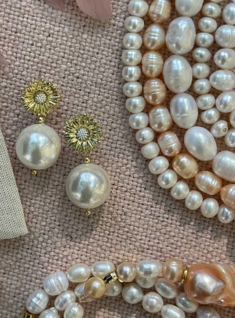 Earrings with pearls
