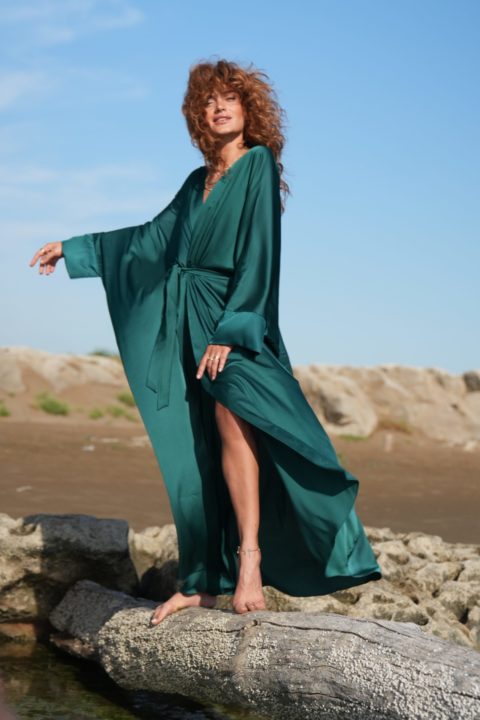 Abaya yüngül ipəkdən hazırlanmışdır