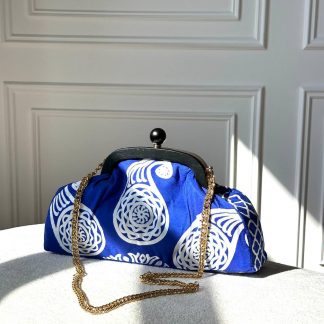 Bag in cobalt blue with gold chain