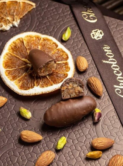 Молочный шоколад с фисташками и хрустящим миндалем