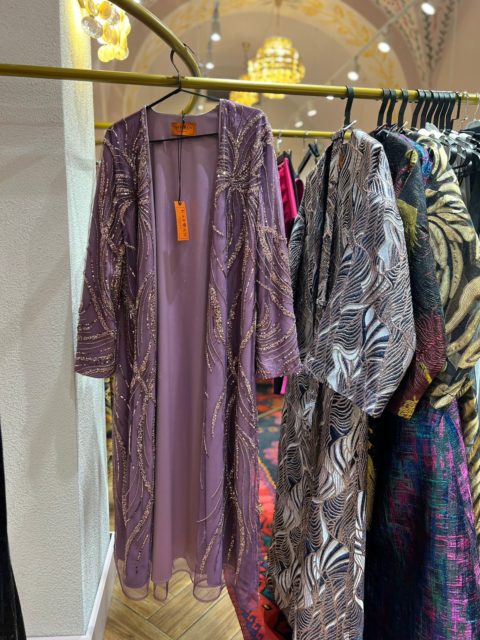 Bənövşəyi muncuqlu kaftan
