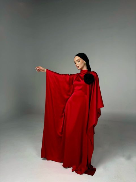 Ipəkdən hazırlanmış qırmızı abaya