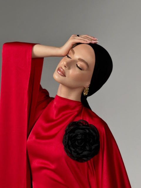 Ipəkdən hazırlanmış qırmızı abaya