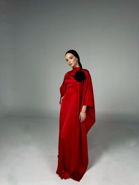 Ipəkdən hazırlanmış qırmızı abaya