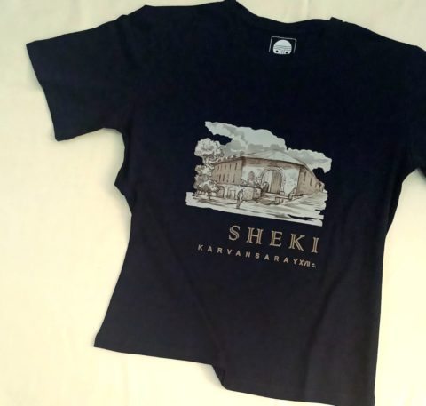Qara futbolka “Sheki” yazısı