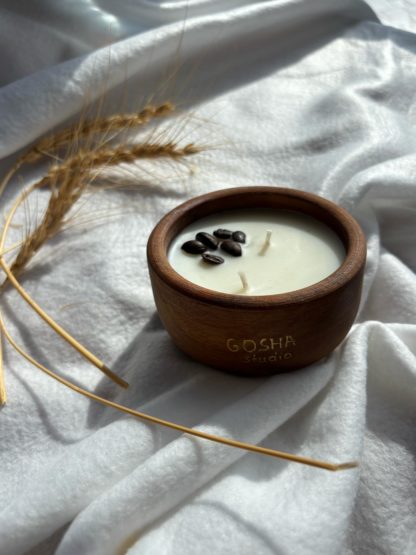 Əl işi taxta qabda şam