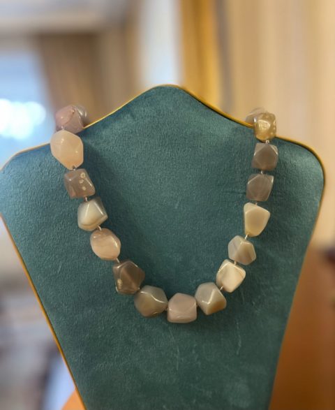 Qadın boyunbağı