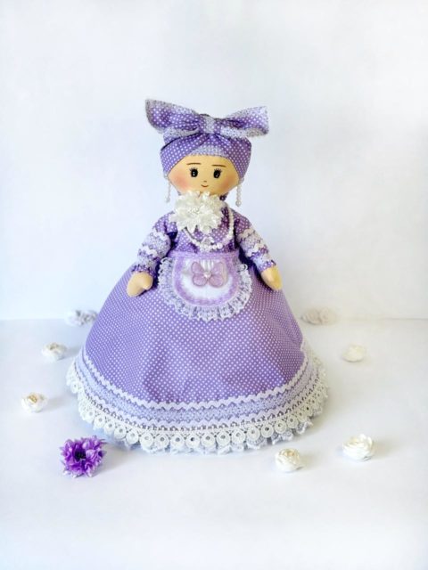 Bənövşəyi donda kukla