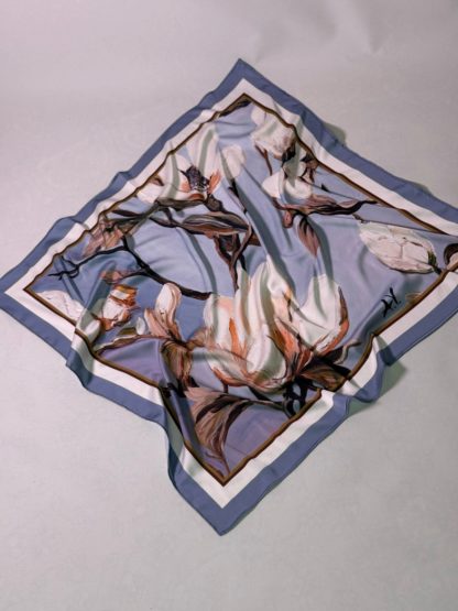 Magnoliya naxışlı ipək yaylıq (73x73 sm) - Image 5