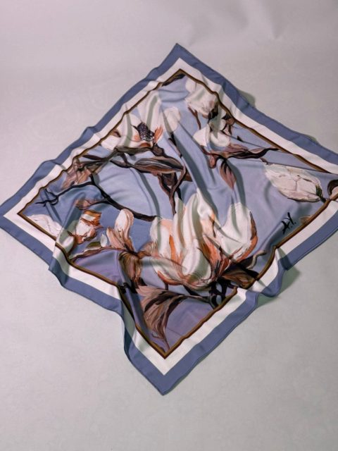 Magnoliya naxışlı ipək yaylıq (73x73 sm)