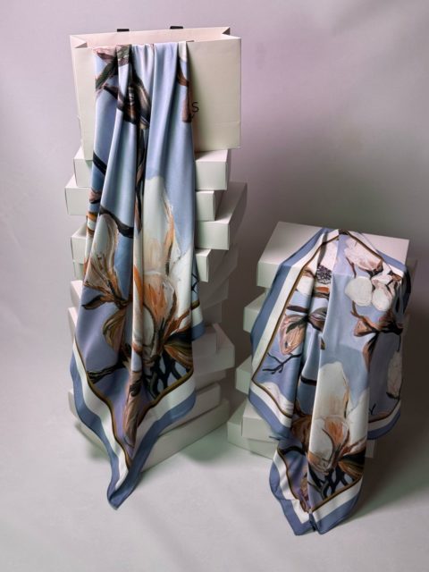 Magnoliya naxışlı ipək yaylıq (73x73 sm)