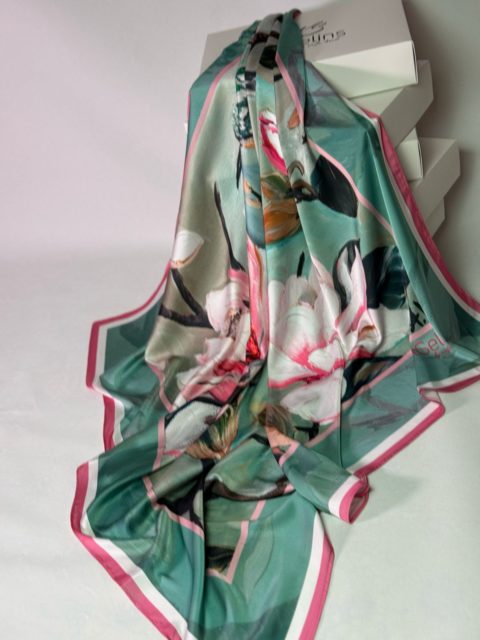 Kolibri və magnoliya naxışlı ipək yaylıq (110x110 sm)