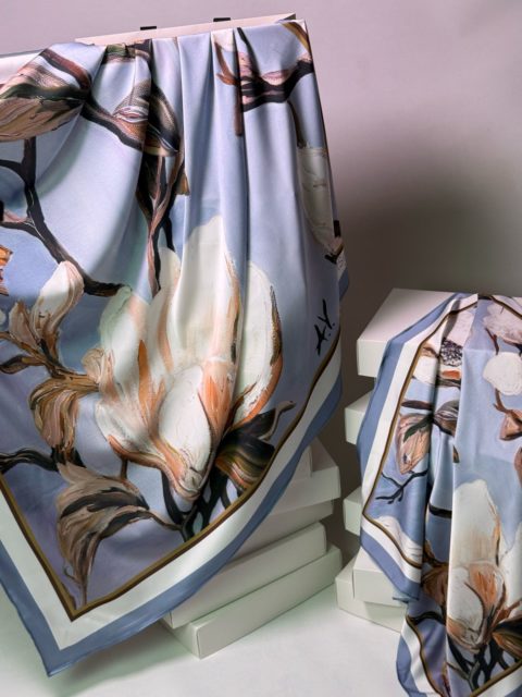 Magnoliya naxışlı ipək yaylıq (73x73 sm)