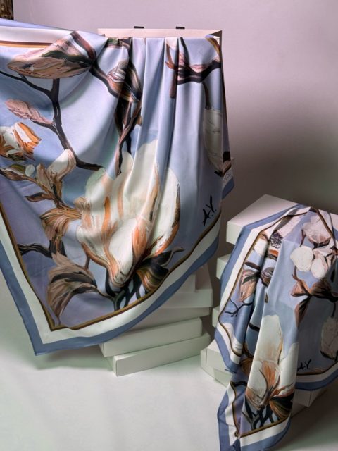 Magnoliya naxışlı ipək yaylıq (73x73 sm)