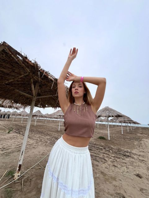 Açıq qəhvəyi rəngli qısa top