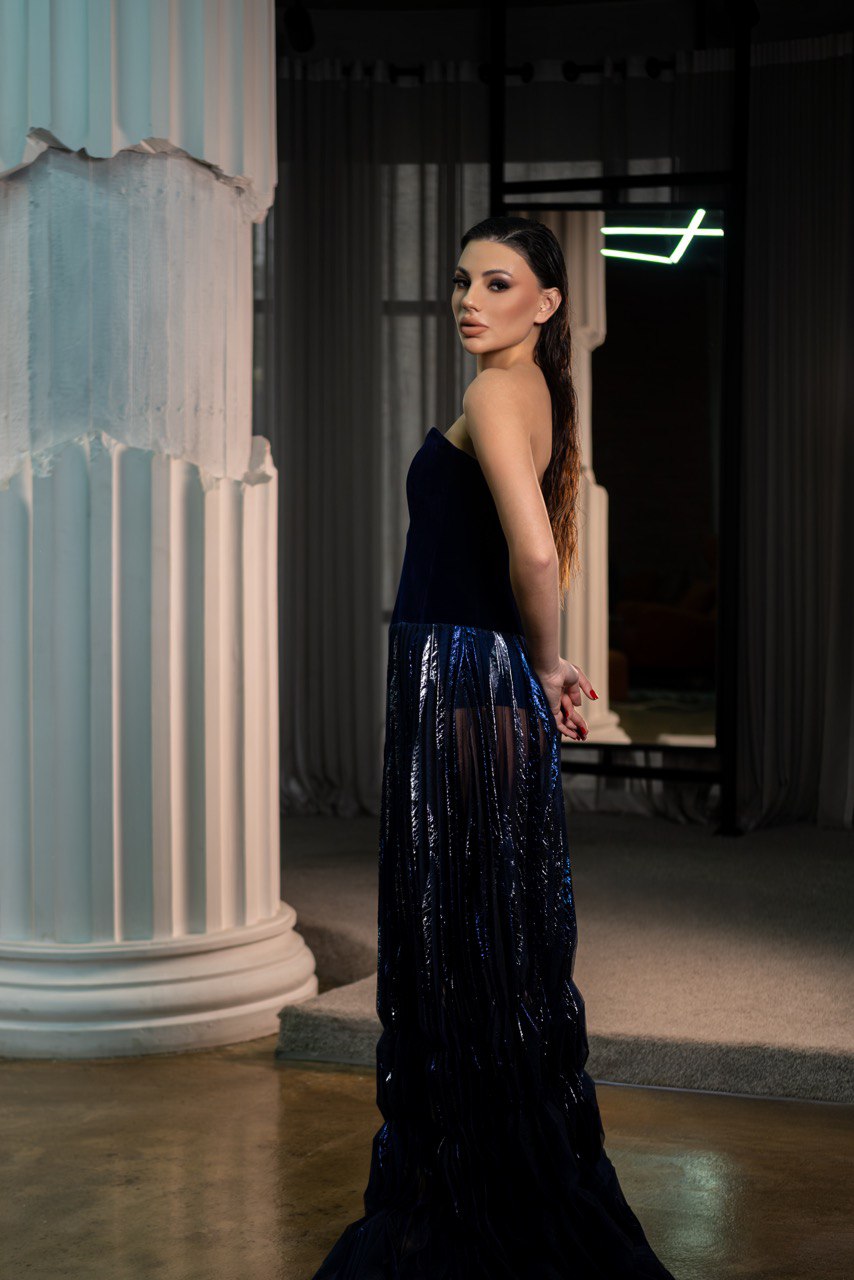 Dress with a sculpted corset