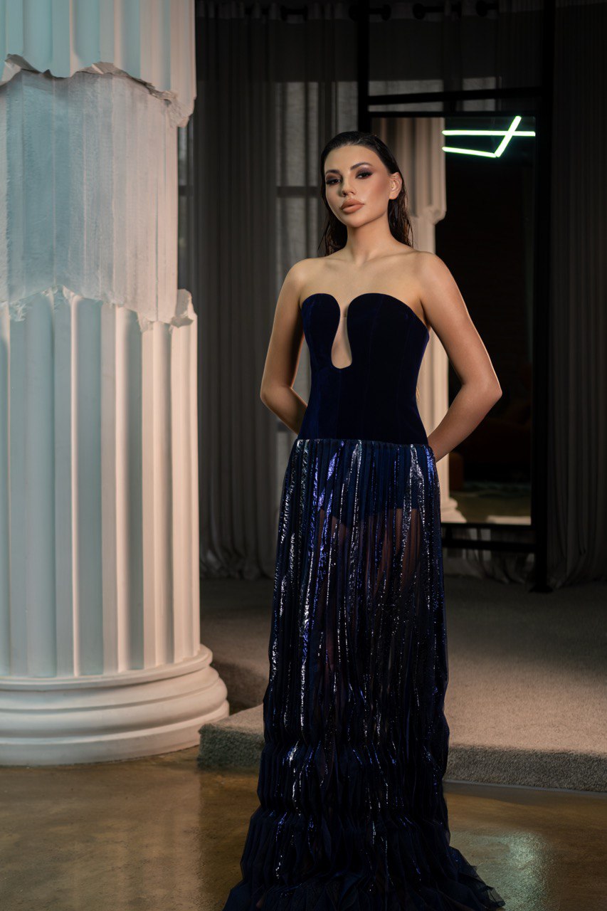 Dress with a sculpted corset