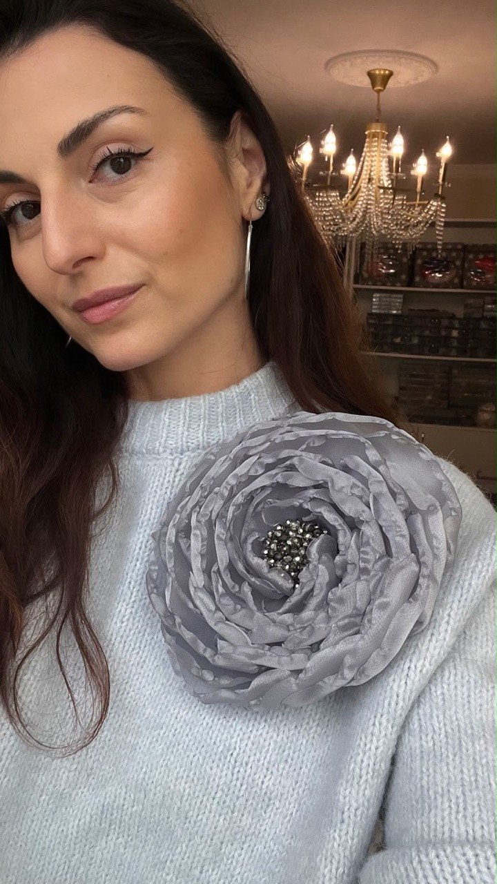 Mirvarili qızılgül broş